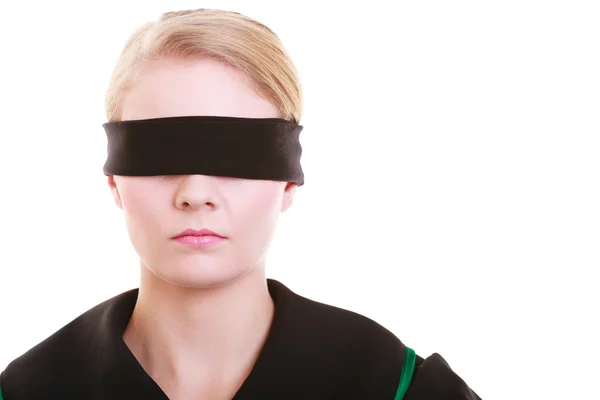 Rechtsanwältin im klassischen Polierkleid, die Augen mit Augenbinde verdeckt — Stockfoto