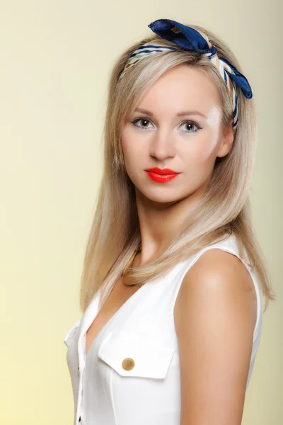 Portret mooie blonde vrouw pinup meisje retro stijl — Stockfoto