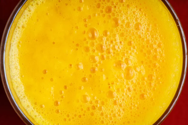 Alimentation saine. Gros plan de jus de fruits jaunes frais en verre — Photo