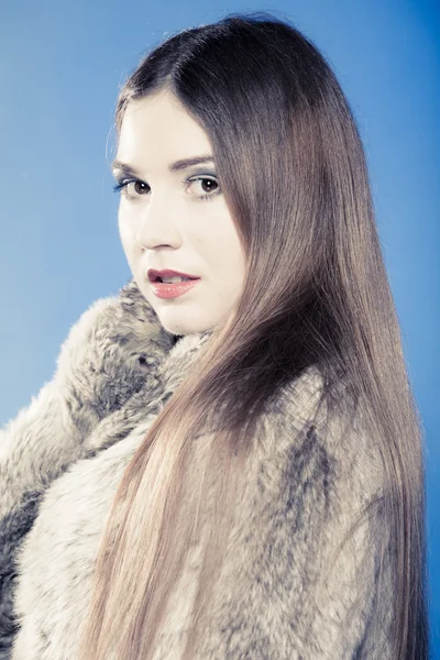 Retrato de chica con el pelo largo. Mujer joven en abrigo de piel en azul. — Foto de Stock