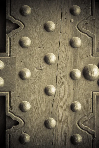 金属リベットヴィンテージドアの詳細と古い木製の背景 — ストック写真
