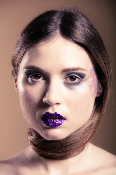 Retrato de mujer chica con pelo largo y recto y maquillaje creativo — Foto de Stock