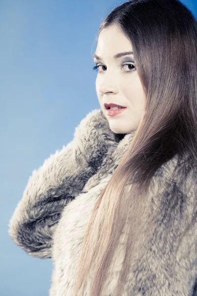 Retrato de chica con el pelo largo. Mujer joven en abrigo de piel en azul. — Foto de Stock