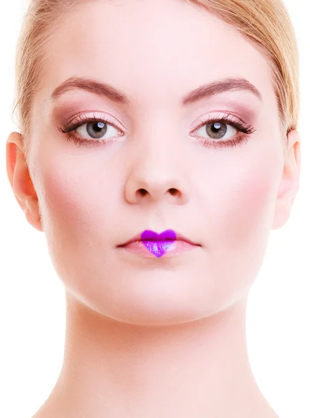 Portret van mooi blond meisje vrouw met hart love symbool op lippen — Stockfoto