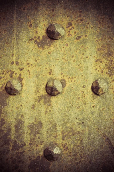 Placa de metal grunge marrón o textura de armadura con remaches —  Fotos de Stock
