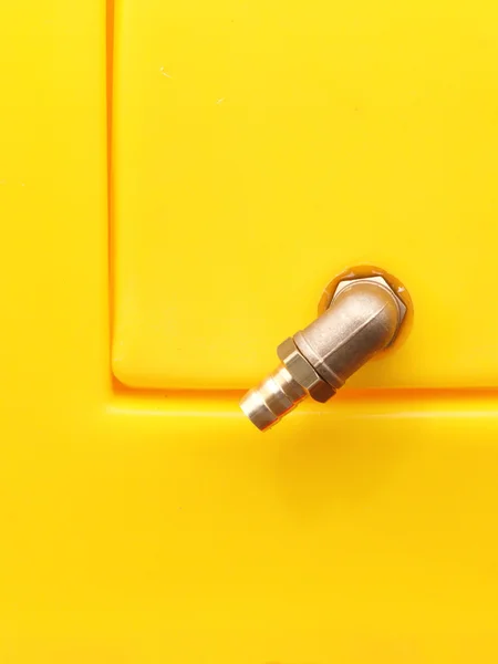 Новый клапан, промышленные детали на фоне желтого металла — стоковое фото