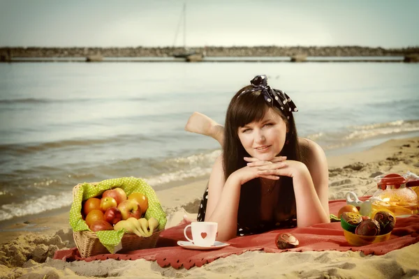 Picnic. Hermosa mujer acostada en la manta — Foto de Stock