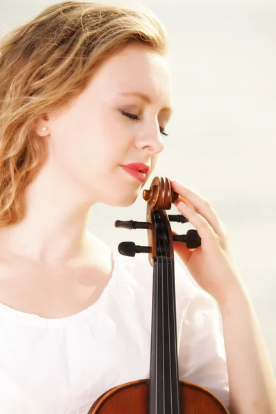 Den blonde jenta med fiolin utendørs – stockfoto