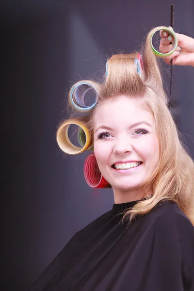 Beau blond souriant fille boucles de cheveux rouleaux salon de beauté coiffeur — Photo