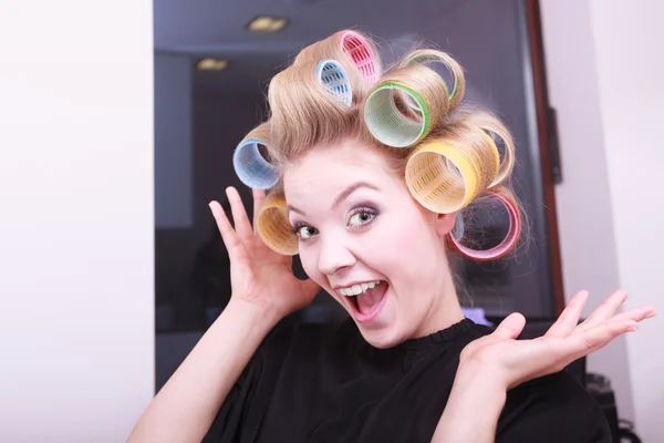 Alegre engraçado loiro menina cabelo rolos de encrespadores por haidresser no salão de beleza — Fotografia de Stock