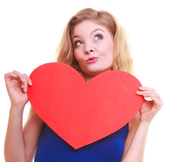 Cuore rosso. simbolo d'amore. donna tenere il simbolo di San Valentino . — Foto Stock