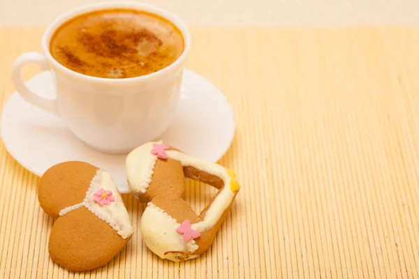 Cup coffee bikini underwear gingerbread cake cookie on bamboo mat — Stok Foto