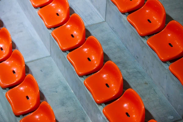 Detailní záběr červených sedadel na stadionu. Prázdný stojan. Podporující týmový sport — Stock fotografie