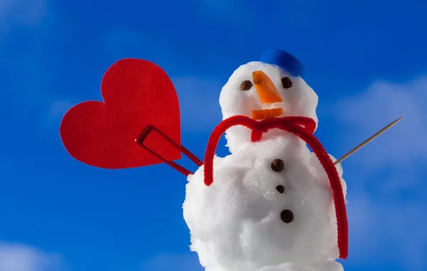 Piccolo felice Natale pupazzo di neve cuore rosso amore simbolo all'aperto. Inverno. — Foto Stock