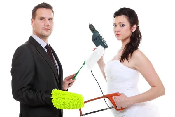 Casal jovem noiva noivo doméstico tarefas isoladas — Fotografia de Stock
