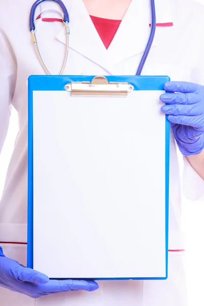 Deel vrouwelijk lichaam in laboratoriumjas. arts verpleegster met lege Klembord — Stockfoto
