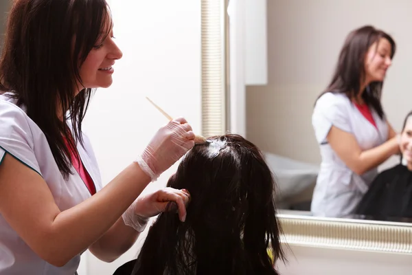 Peluquería salón de belleza. Mujer moribunda. Peinado . —  Fotos de Stock