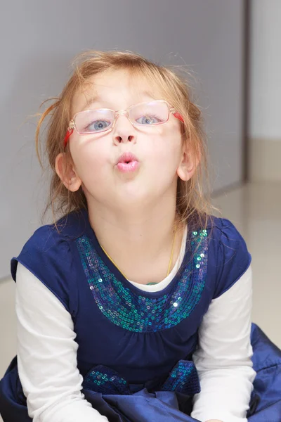 Портрет маленької дівчинки дитина робить смішне обличчя робить весело — стокове фото