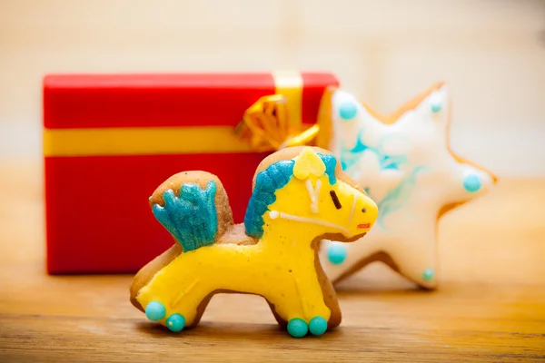 Peperkoek pony ster glazuur decoratie rode geschenkdoos. Kerstmis. — Stockfoto