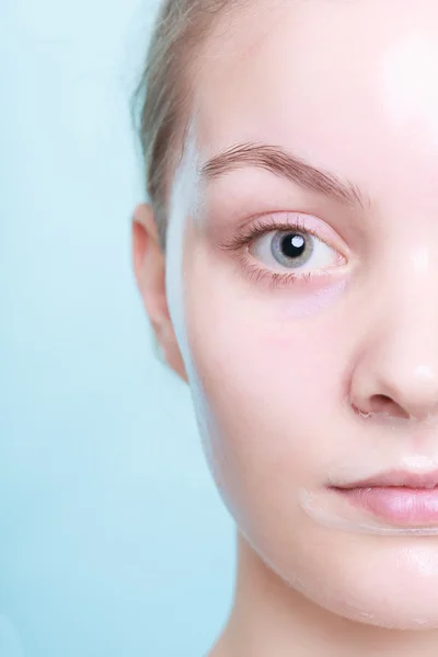 Een deel van het vrouwelijke gezicht. vrouw in facial peel off mask. huidverzorging. — Stockfoto