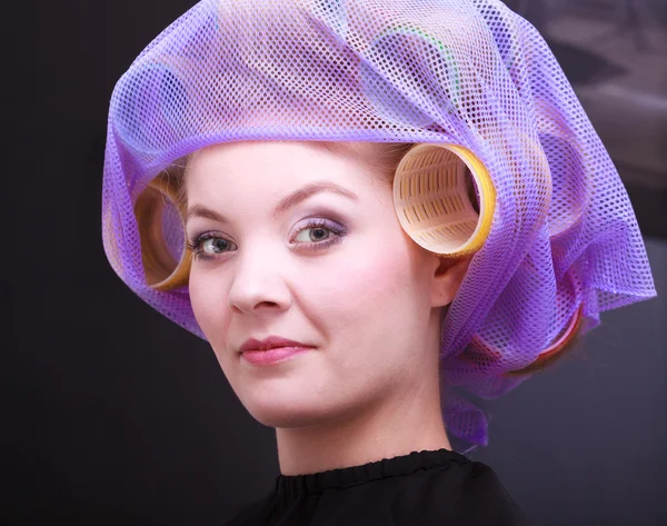 肖像画美しいブロンドの女の子の髪カーラー ローラー美容院美容室 — ストック写真