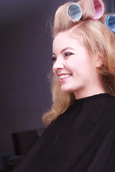 Belle fille blonde heureuse boucles de cheveux rouleaux salon de beauté coiffeur — Photo