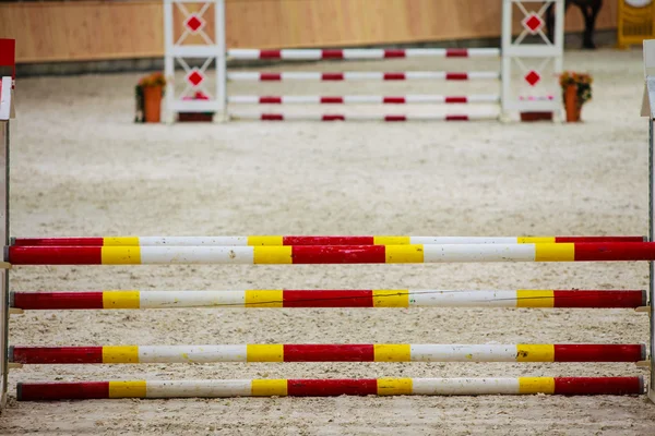 Obstacle jaune rouge blanc pour les chevaux sautant. Concours d'équitation . — Photo