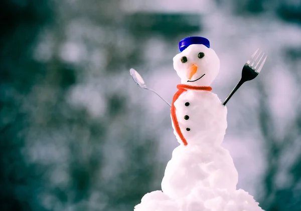 Pequeño muñeco de nieve de Navidad feliz con tenedor al aire libre. temporada de invierno . — Foto de Stock