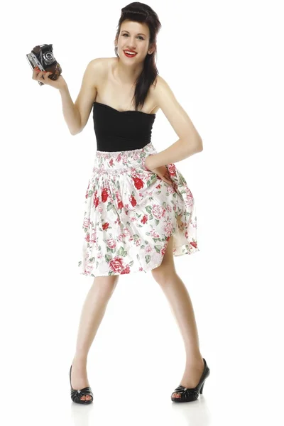 Красивая ретро-девушка с винтажной камерой — стоковое фото