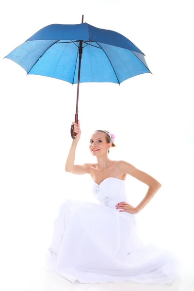 Il giorno del matrimonio. Sposa con ombrello blu isolato — Foto Stock