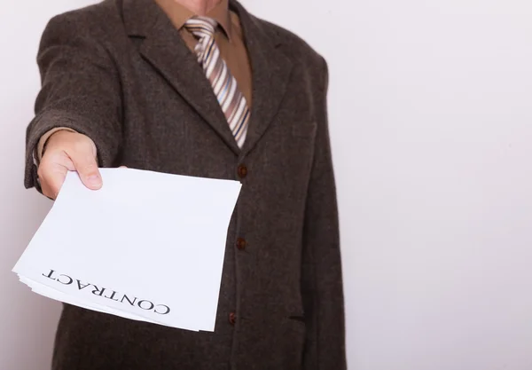 Empresário dando papel em branco com contrato de sinal — Fotografia de Stock