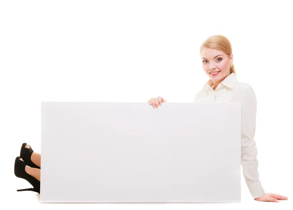 Mulher de negócios com sinal de banner de quadro de apresentação em branco . — Fotografia de Stock