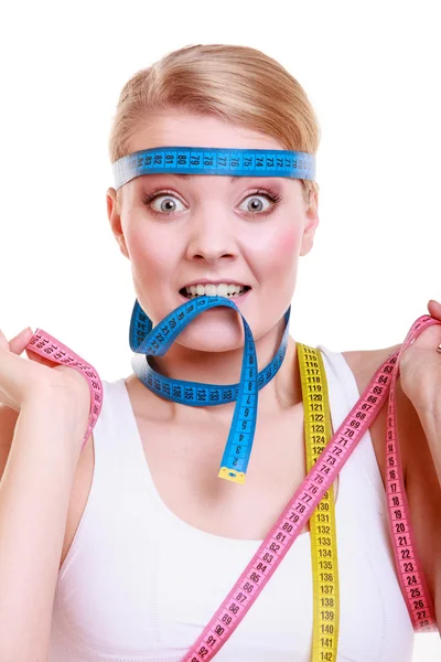 Mulher esportiva obcecada com fitas de medida. Tempo para emagrecimento da dieta. — Fotografia de Stock