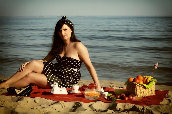 Picknick. vacker kvinna sitter på filten — Stockfoto