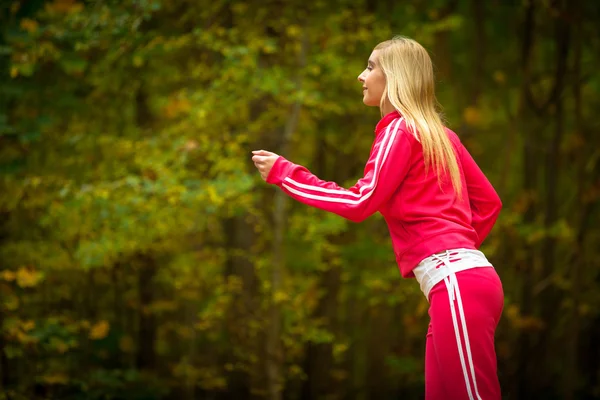 Menina loira jovem correndo jogging no outono queda floresta parque — Fotografia de Stock