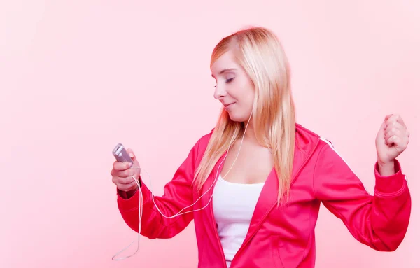 Fitness Frau Musik hören mp3 entspannen Fitnessstudio — Stockfoto