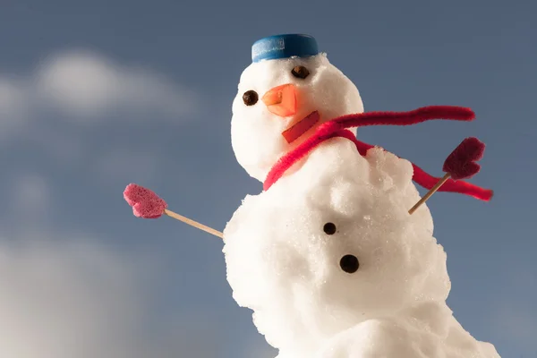 Weinig gelukkig Kerstmis sneeuwpop met roze handschoenen buiten. winterseizoen. — Stockfoto