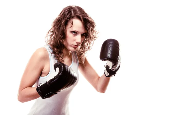 Boxeadora deportiva con guantes negros. Fitness chica entrenamiento patada boxeo —  Fotos de Stock
