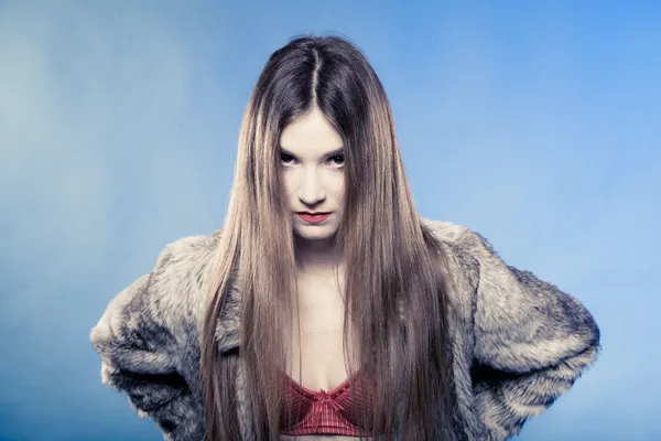 Menina sexy com cabelos longos em roupa interior sutiã vermelho e casaco de pele em azul — Fotografia de Stock