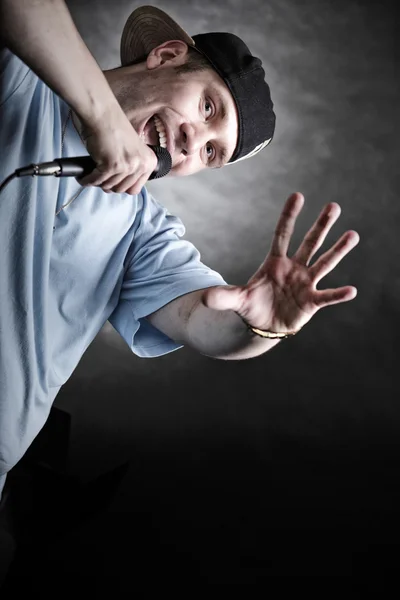 Rap cantor homem com microfone gesto mão legal — Fotografia de Stock
