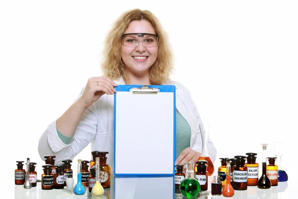 孤立的玻璃器皿烧瓶剪贴板的化学家女人 — 图库照片
