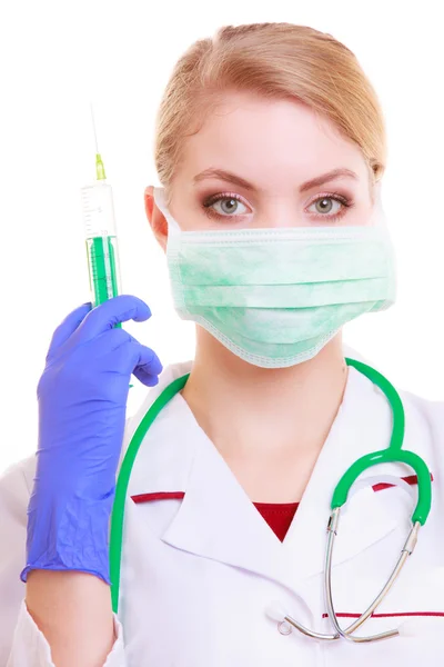 Vrouw in masker en lab jas. arts verpleegster met spuitkobieta w płaszcz maska i laboratorium. lekarz, pielęgniarka z strzykawka. — Zdjęcie stockowe