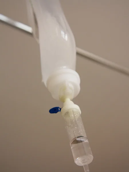 Garrafa de infusão com solução IV no hospital — Fotografia de Stock
