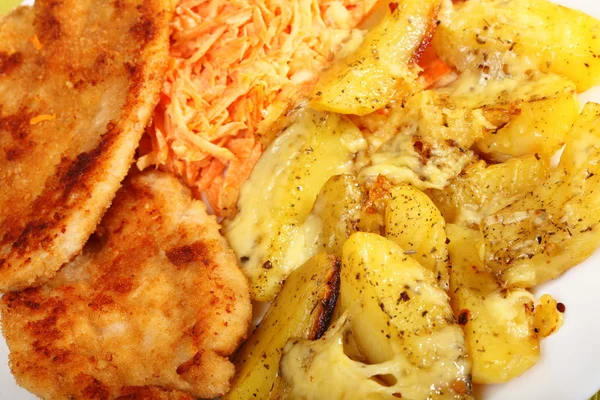 Fried chicken roasted potatos and carrot salad — Stock Photo, Image