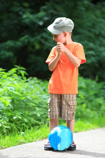 Menino brincando com bola no parque ao ar livre — Fotografia de Stock