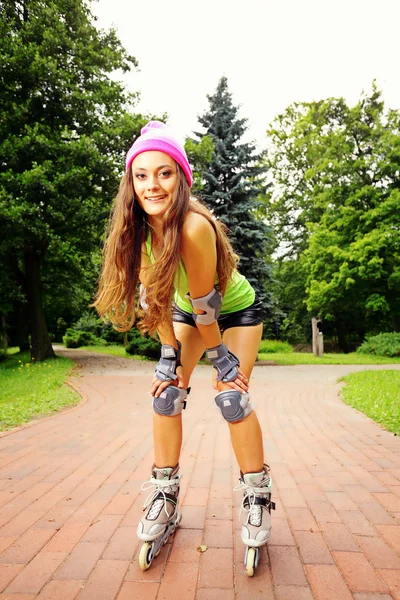 Mujer patinaje sobre ruedas actividad deportiva en el parque — Foto de Stock