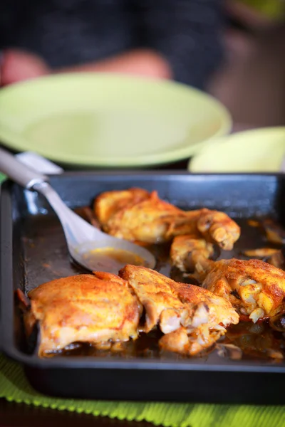 Fleischfutter Hühnchen gebratene Schlagzeugbeine in schwarzer Dose — Stockfoto