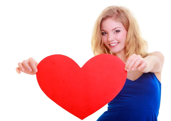 Rood hart. symbool van de liefde. vrouw houden valentine dag symbool. — Stockfoto