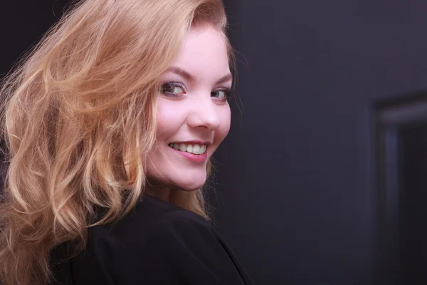 Hermosa chica sonriente con cabello rubio ondulado por la peluquería en el salón de belleza —  Fotos de Stock