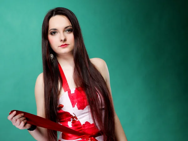 Mujer joven en vestido florido de verano en verde — Foto de Stock